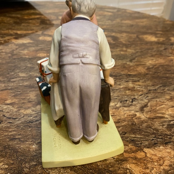 Norman Rockwell Porcelain Figure 1980 Wrapping Christmas Presents made in Japan - Picture 6 of 10